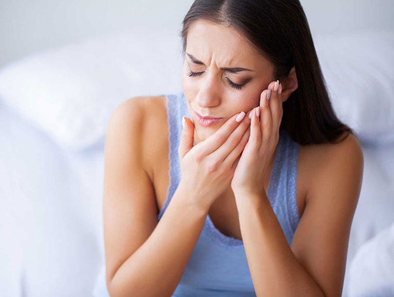 What are symptoms of toothache?